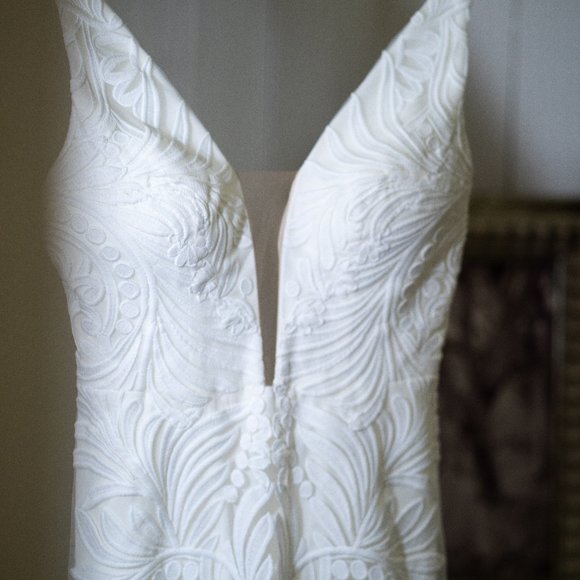 Essense of Australia- All Who Wander- Clio Wedding Dress - Picture 2 of 9